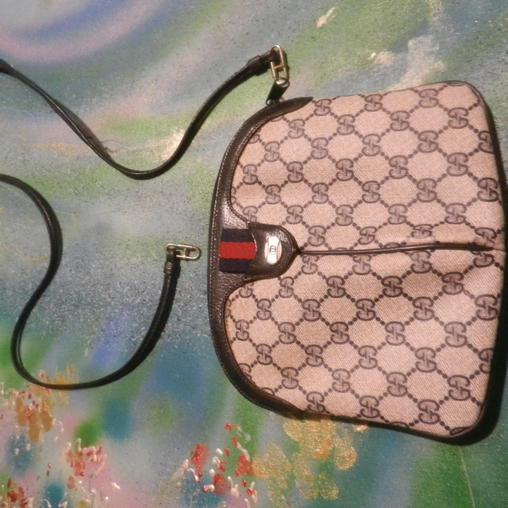 Gucci VTG collectible crossbody purse cream navy logo canvas curved shoulder bag - Picture 1 of 16